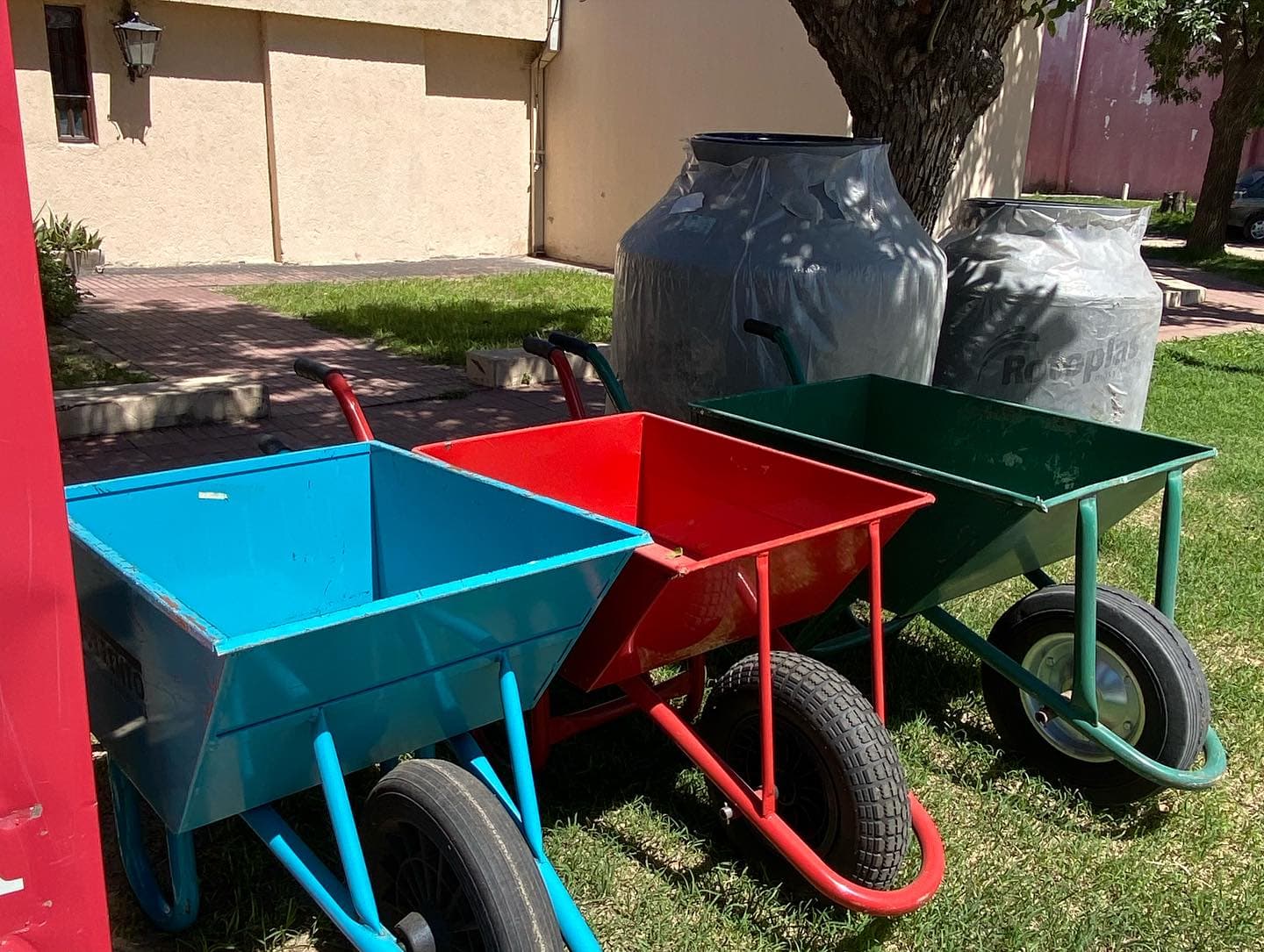 Carretillas de colores en el corralón
