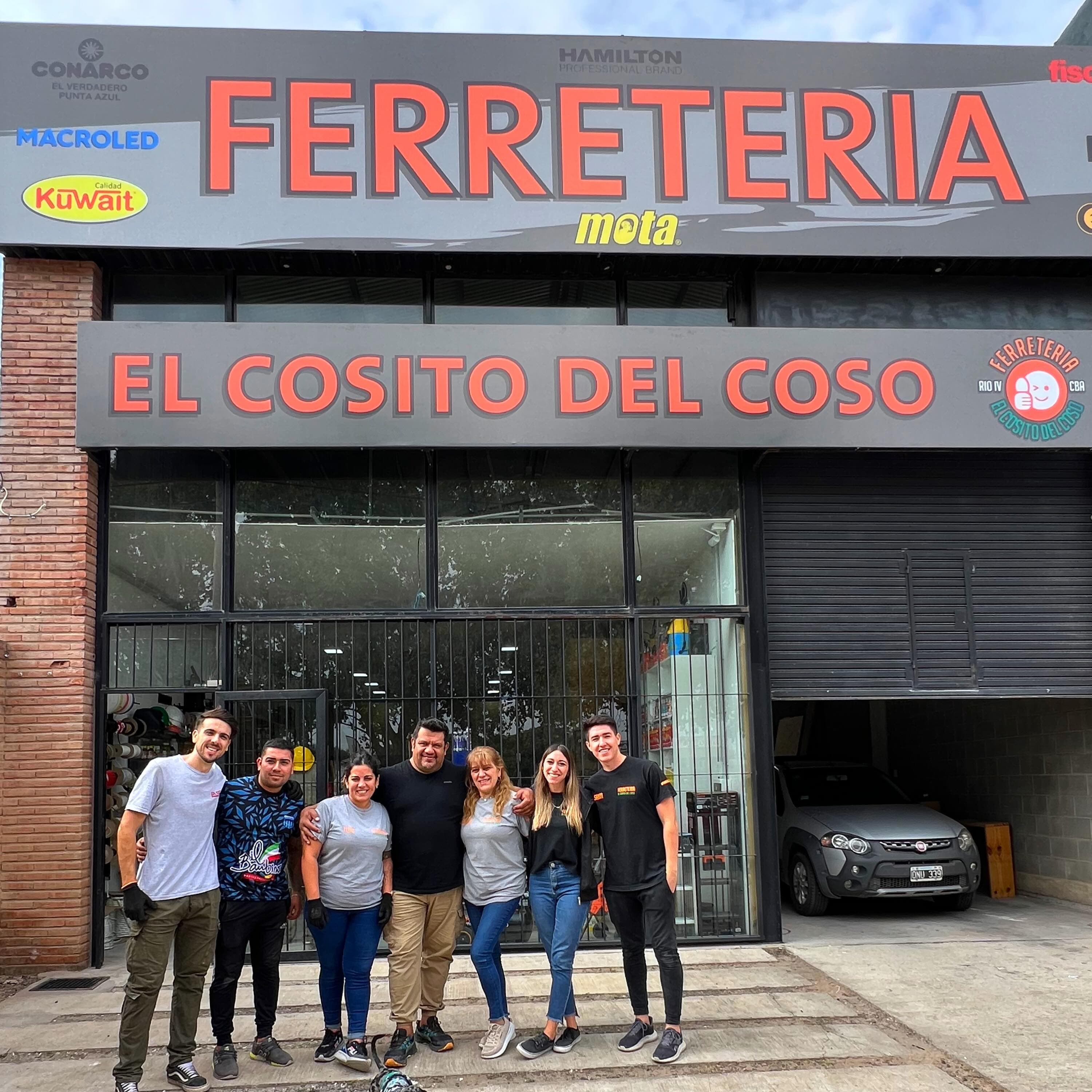 El equipo de Ferretería El Cosito del Coso frente a su local en Río Cuarto